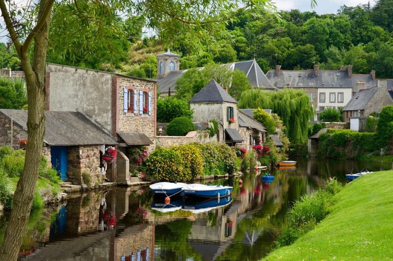 Collines et villages pittoresques de Bretagne