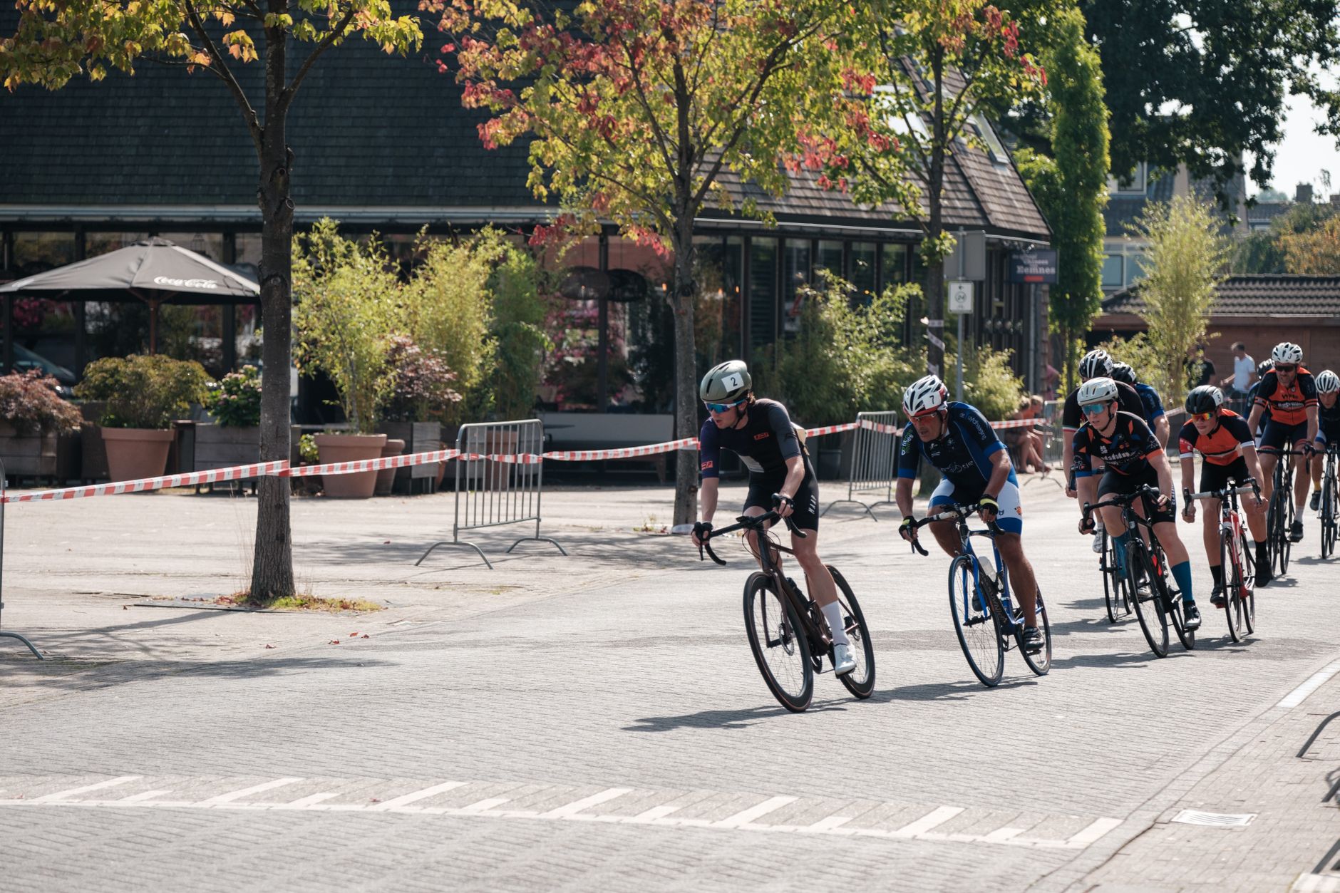 Course cycliste urbaine excitante avec des athlètes en tenue de compétition filant dans une rue de la ville.